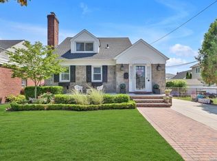 16 Stuart St, Lynbrook, NY 11563