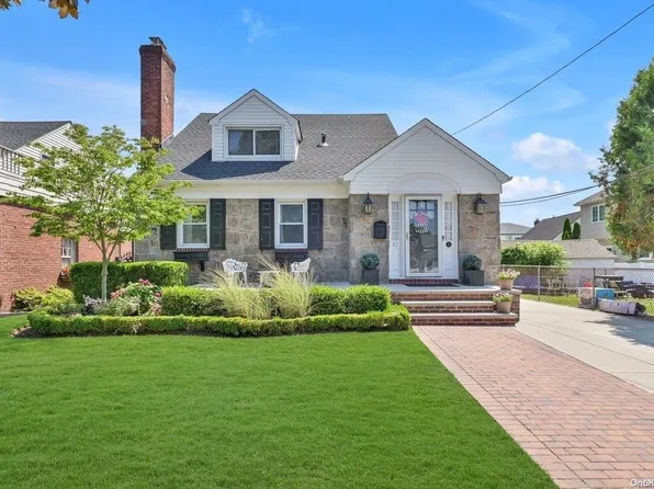 16 Stuart Street, Lynbrook, NY 11563