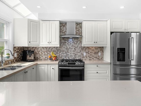 4th image of 230 W 16th St #4