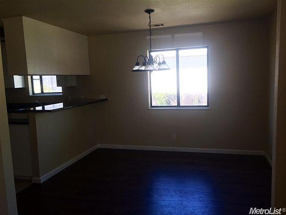 4th image of 1605 N Sutro Ave