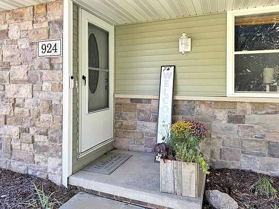 2nd image of 924 Laurel Ln