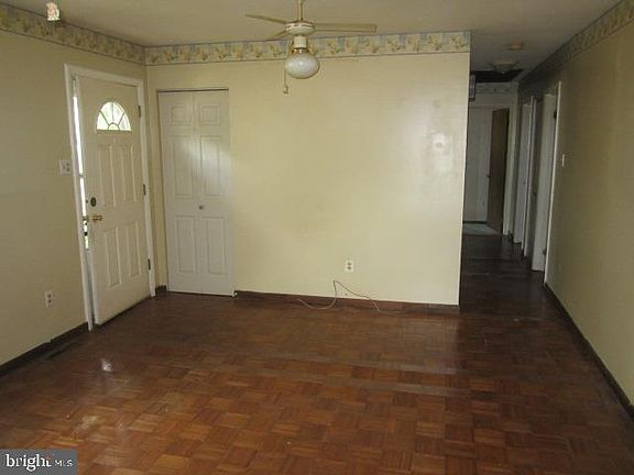 3rd image of 568 Roosevelt Blvd