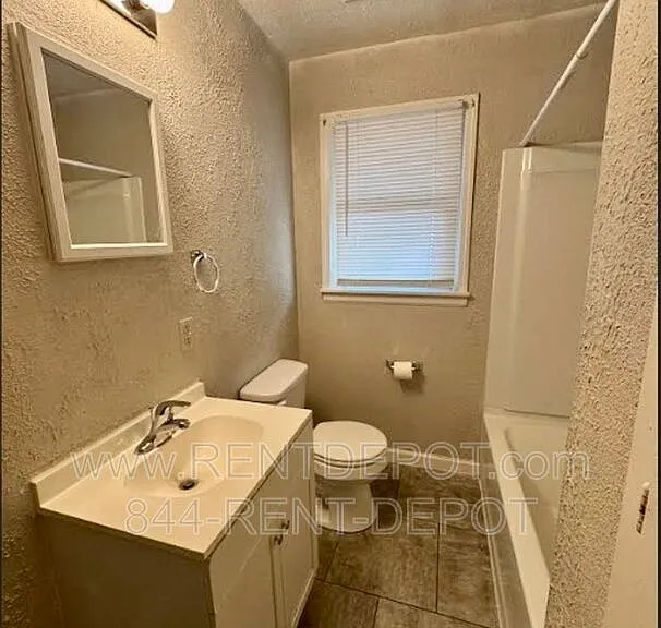 715 E Riverside Dr — Photo 5