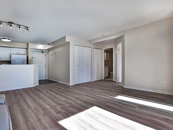 5th image of 25 Grenville St #903