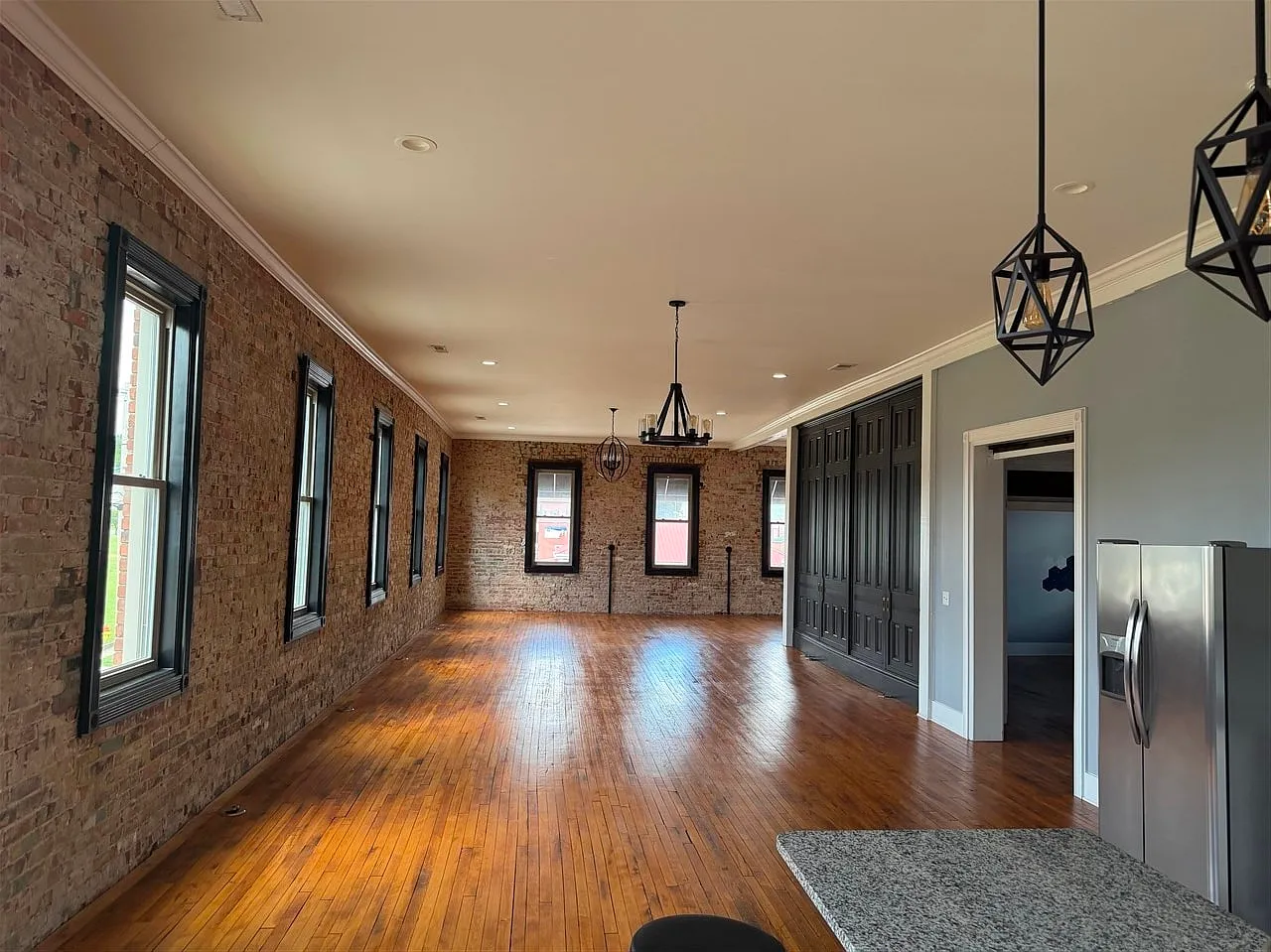 2 bed, 4000 sqft, $1,900 — Photo 2