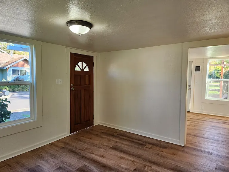 327 W K St — Photo 5
