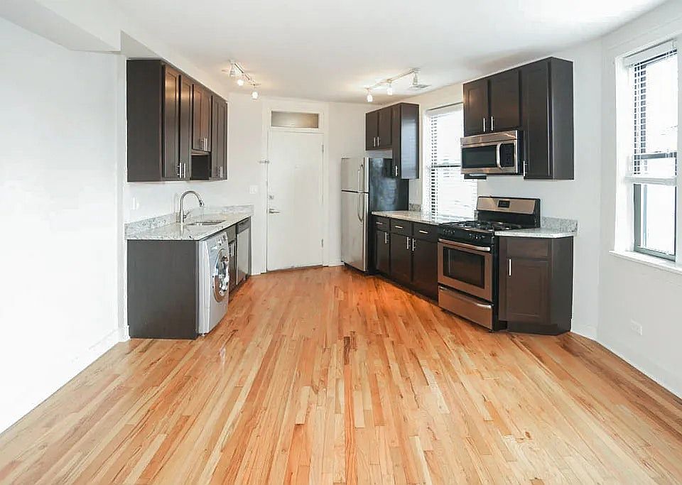 1st image of 2235 W Wilson Ave