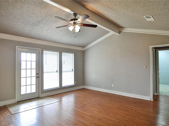5th image of 900 Prairie Creek Dr