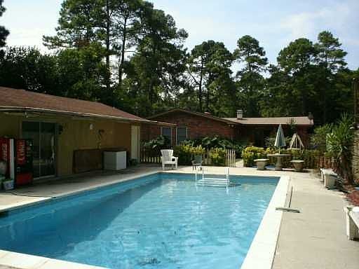Pool & Pool house