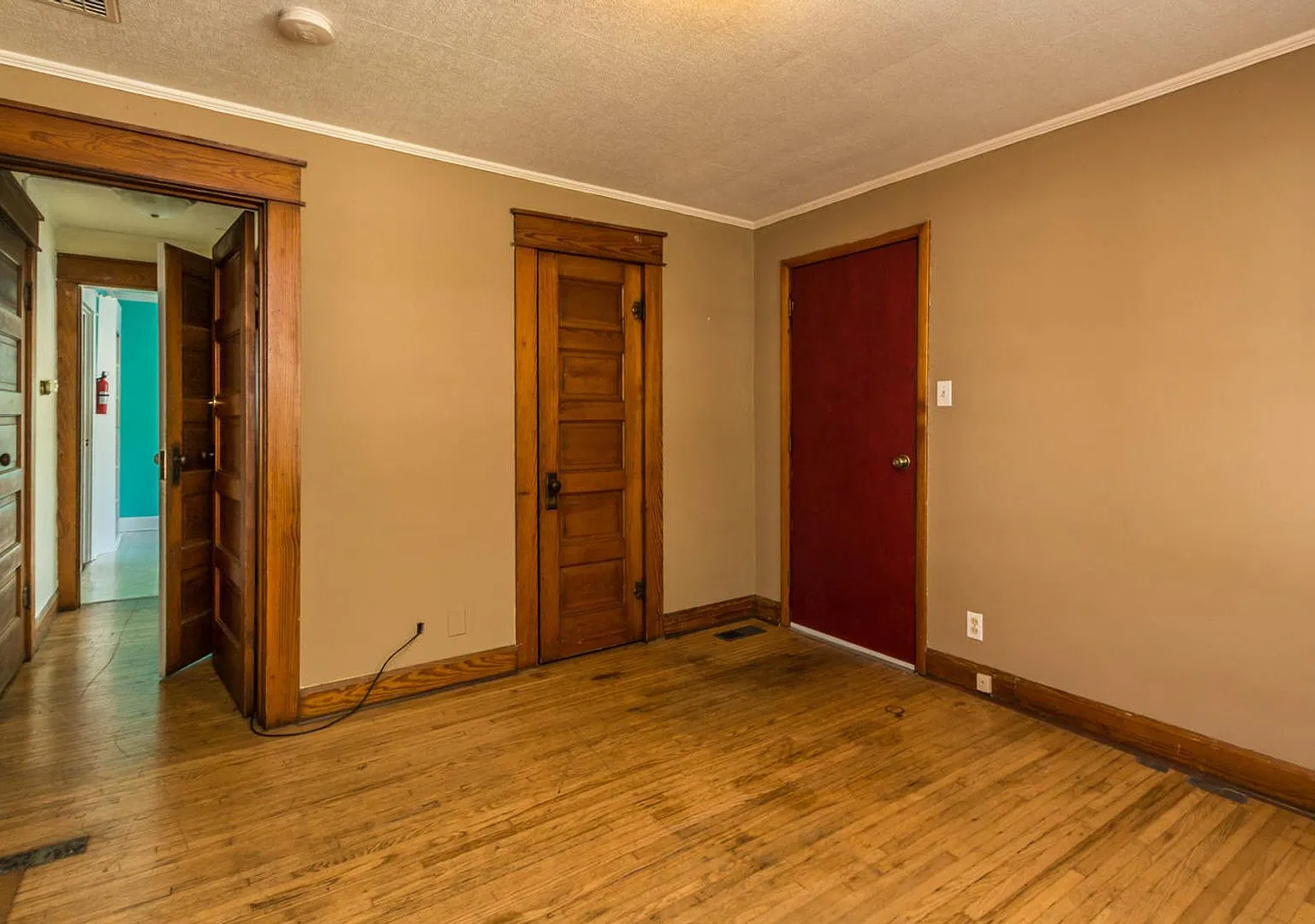 **August 2027** Updated Bathrooms, Garage & Outdoor Space!! 3 Bed, 2 Bath House!! — Photo 4