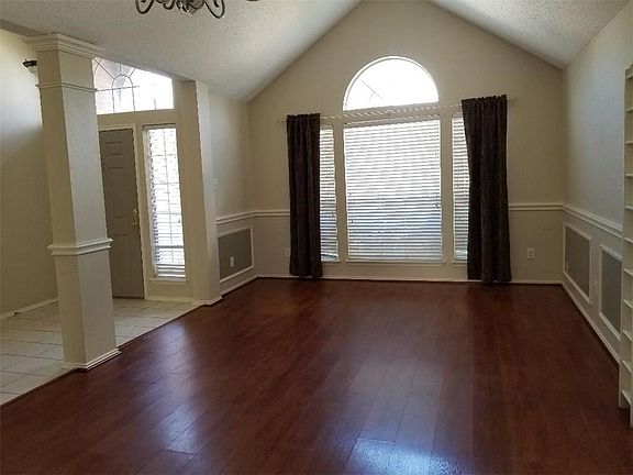 3rd image of 4928 Tulip Ln
