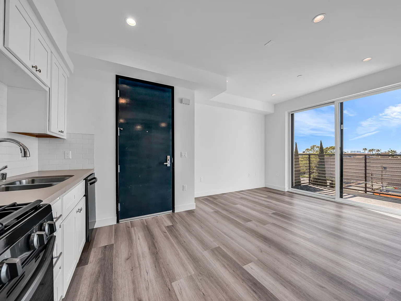 667 N Wilton Pl — Photo 2