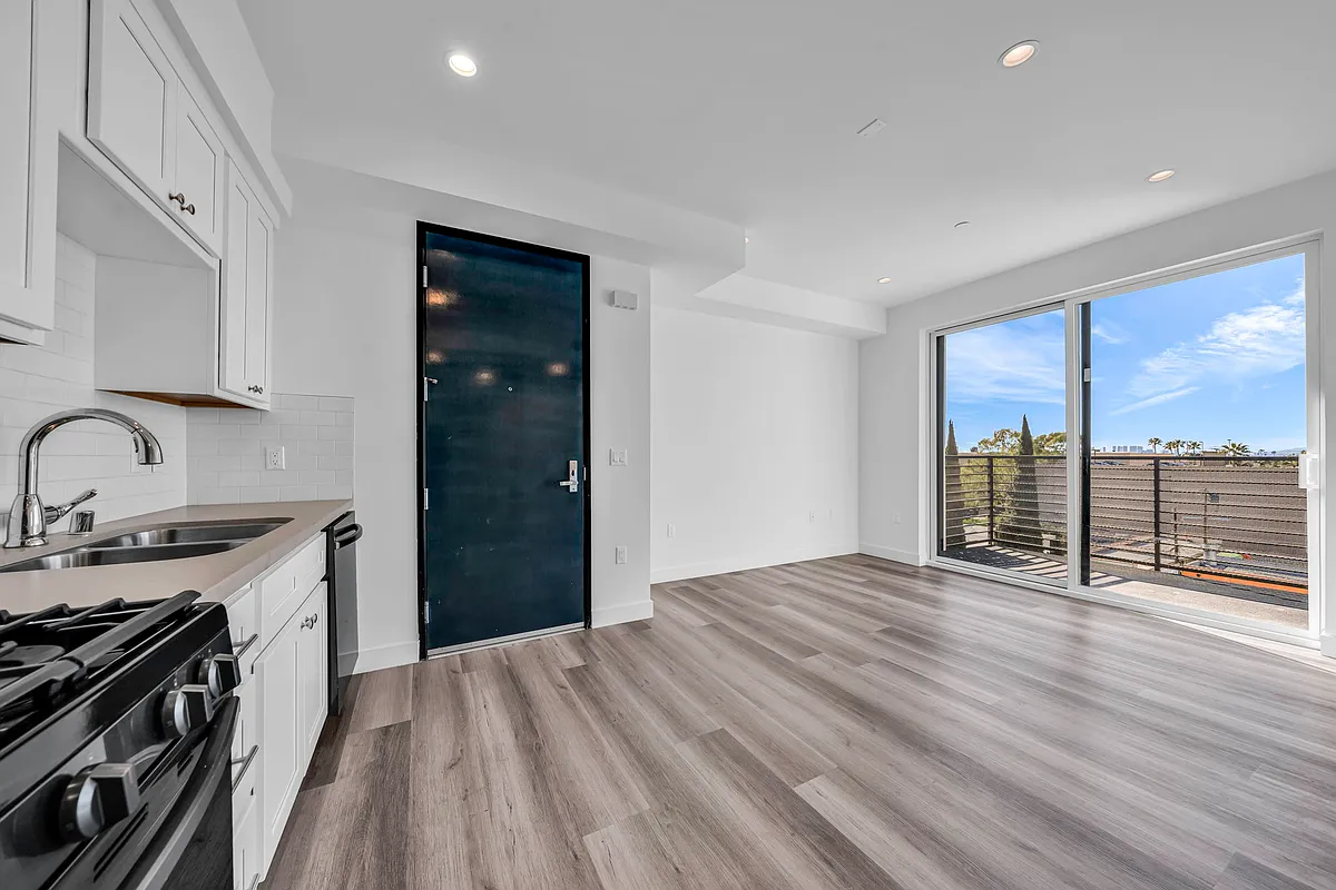 Building Photo - 667 N Wilton Pl