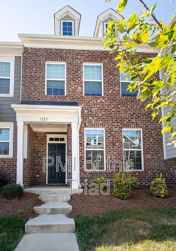 3 bed, 2.5 bath, 1589 sqft, $1,800 — Photo 2