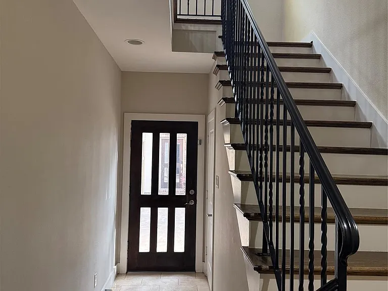 1007 Roberts St — Photo 3