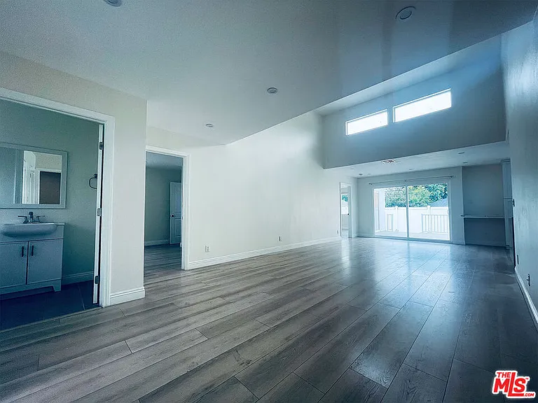 22131 Victory Blvd — Photo 2