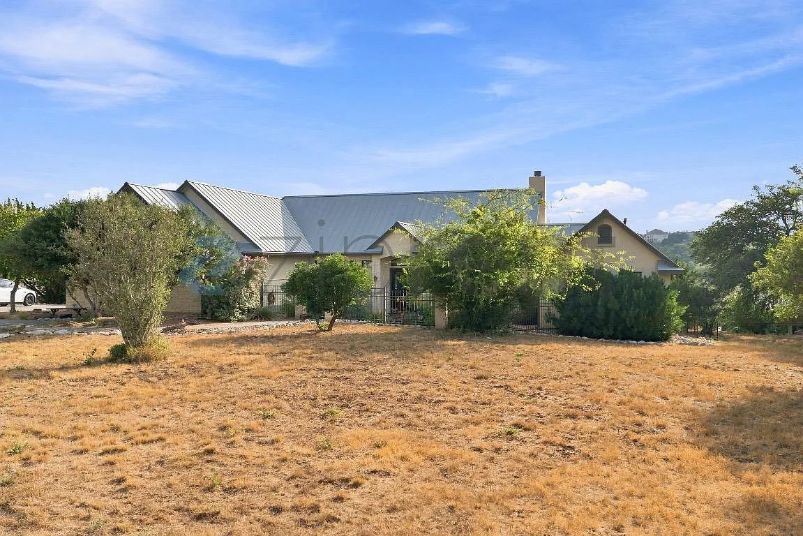 4 bed, 2.5 bath, 3574 sqft, $4,350 — Photo 3