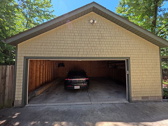 2nd image of 1652 Hillcrest Rd #3