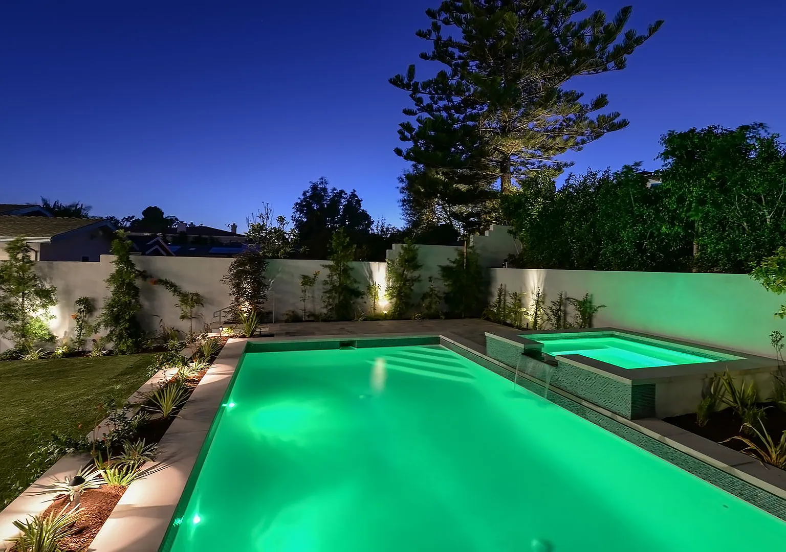 Must See 5 Bedroom, 5 Bath In Manhattan Beach Hill Section + Swimming Pool & Spa + Lovely Backyar... — Photo 2