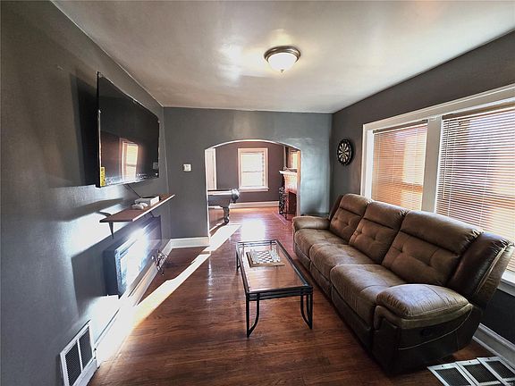3rd image of 4649 Lee Ave