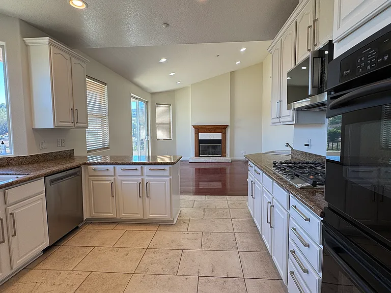 913 W Channel St — Photo 26