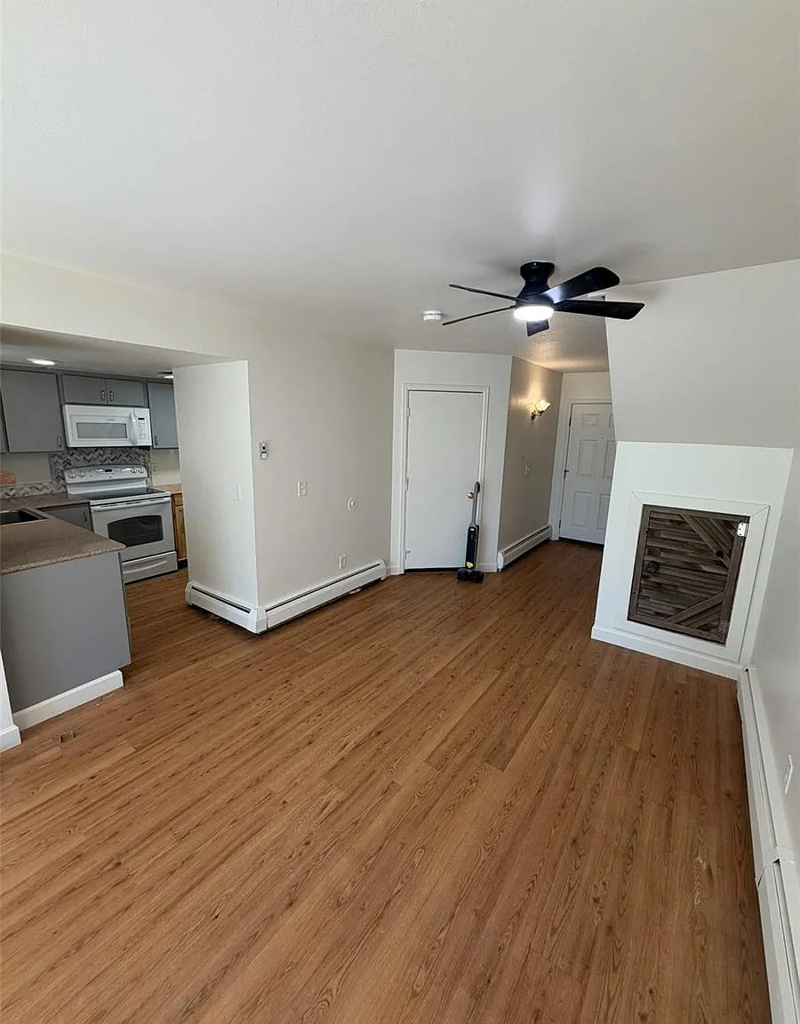 2 bed, 2.0 bath, 998 sqft, $2,295 — Photo 2