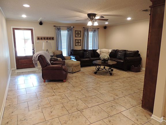 3rd image of 301 Killarney Pl