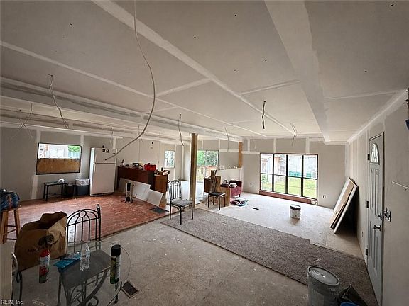 4th image of 2924 Finch Ave