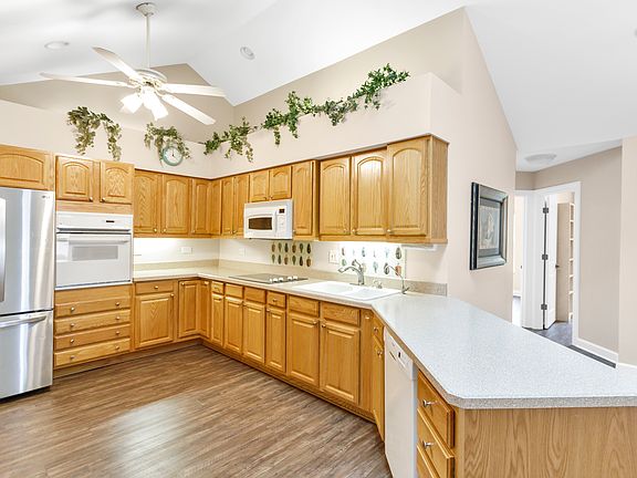 3rd image of 158 Canterbury Ct
