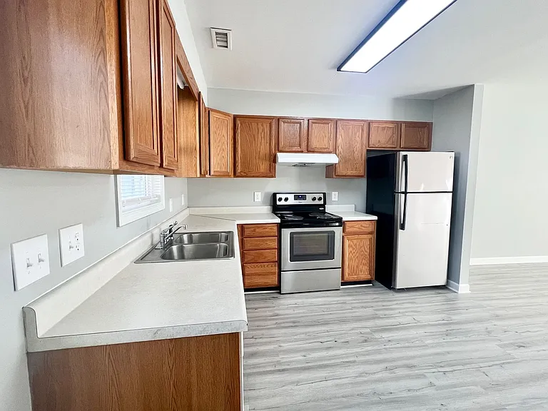 Two bedroom, one bath apartment in Burlington — Photo 4