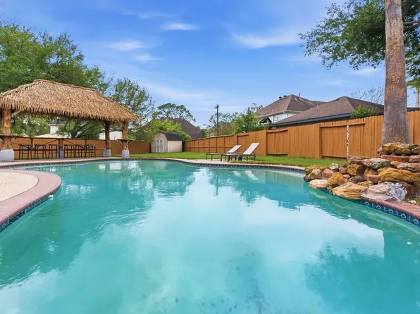 3820 Lake View Dr, Pearland, TX 77581