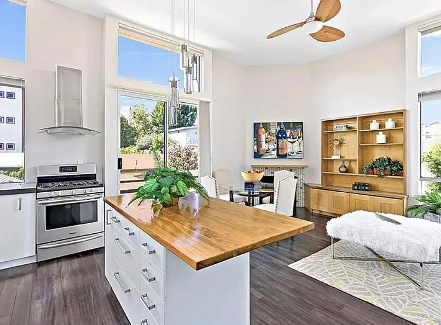 Charming 2BR Condo in Los Angeles — Photo 3