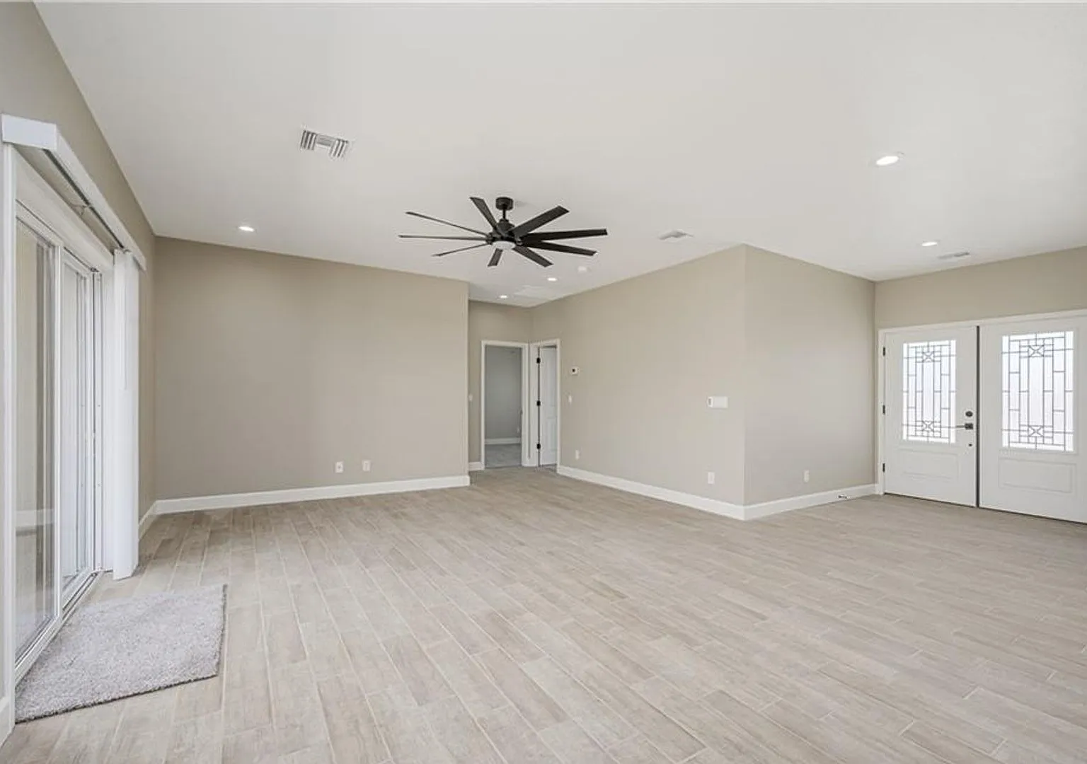 Beautiful 4 Bedroom newer Home with Lots of Added Space. — Photo 3