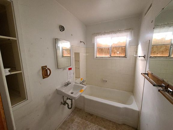 5th image of 2334 Valencia Dr NE