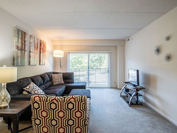 2nd image of 125 Lakeview Dr Unit 206