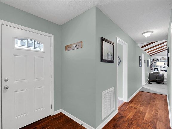 2nd image of 124 Bendingwood Cir