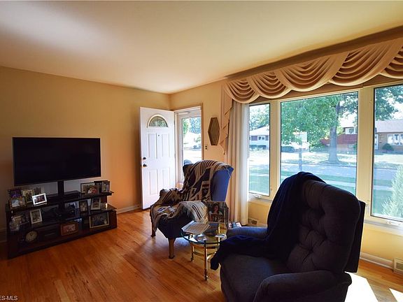 5th image of 26361 Aaron Ave