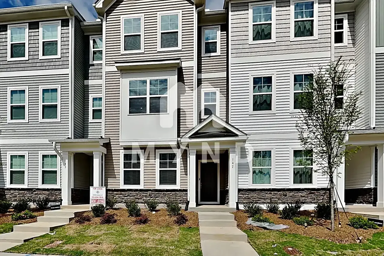 3 bed, 1733 sqft, $2,249 — Photo 1