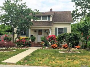 54 Elm St, Islip, NY 11751