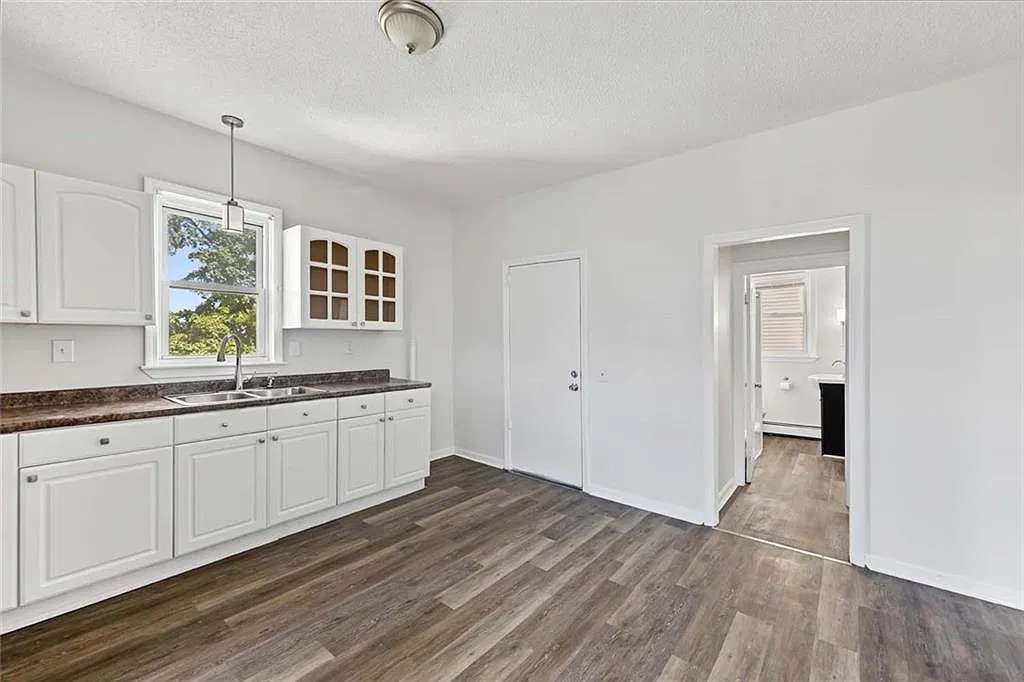 2 bed, 1.0 bath, 2328 sqft, $2,350 — Photo 4