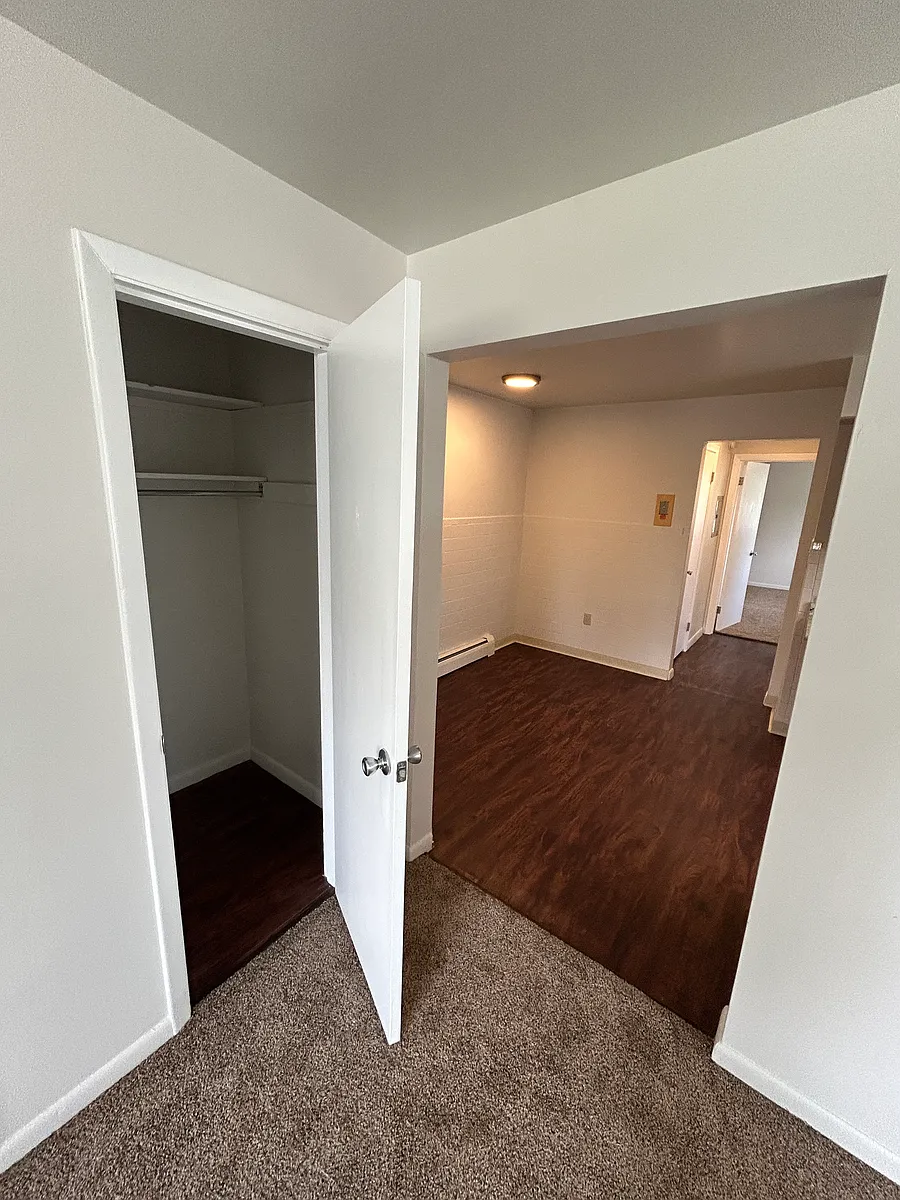 Building Photo - 846 Youngs Ln #6