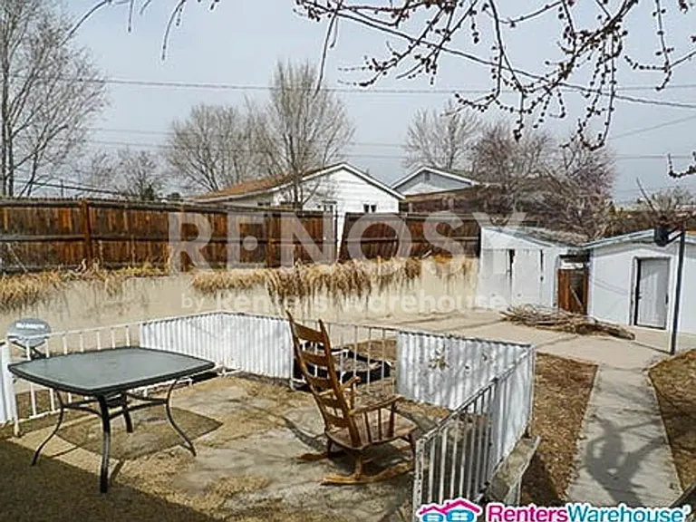 327 Leona Dr — Photo 4