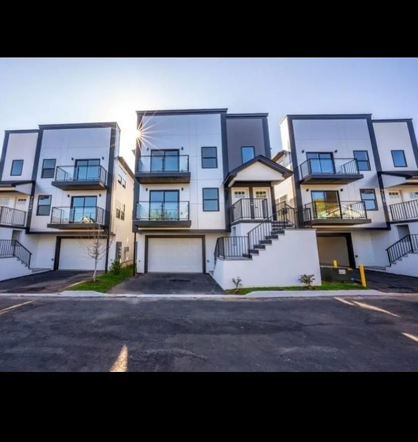3 bed, 2800 sqft, $3,300 — Photo 1