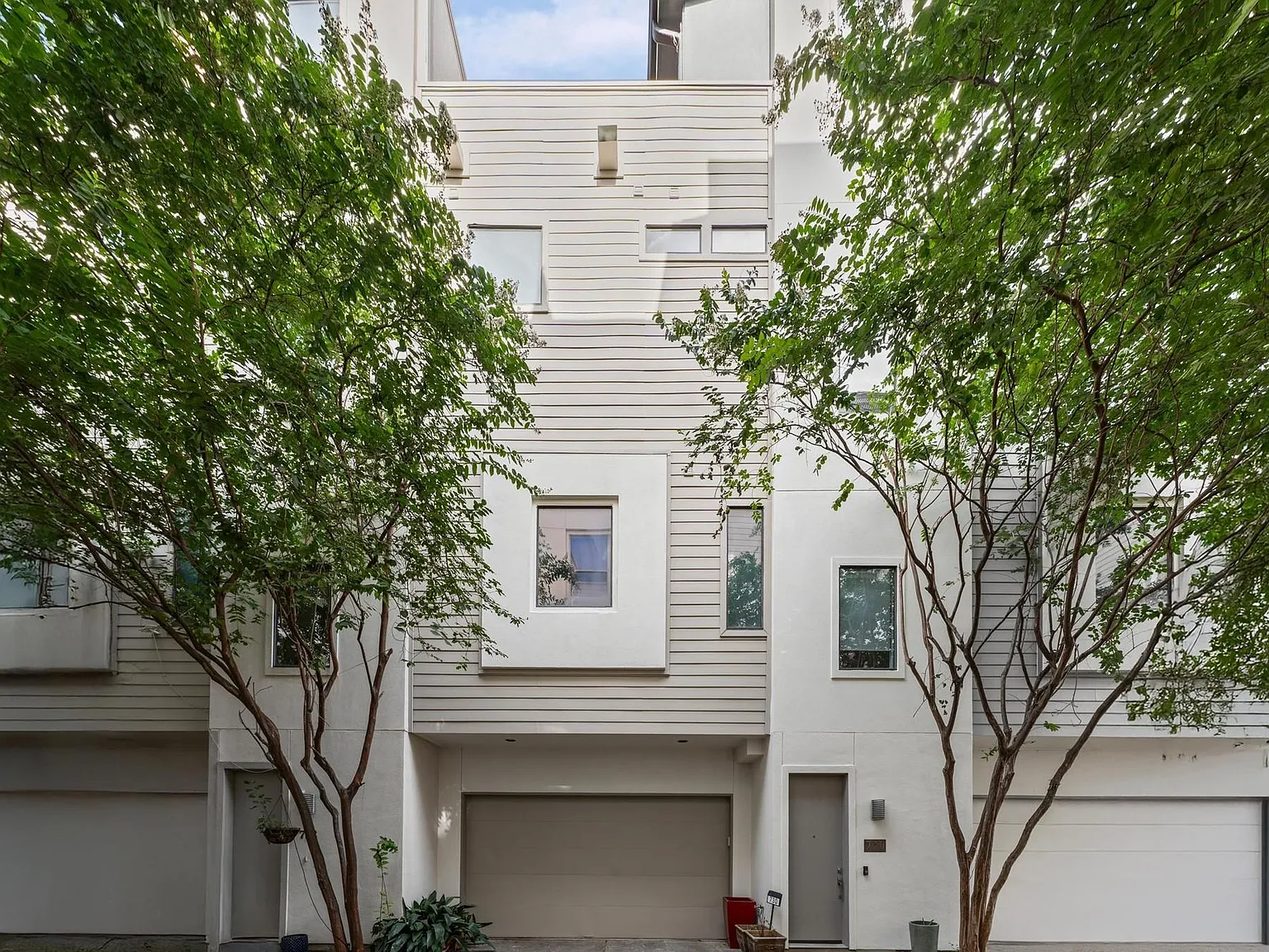 3 bed, 2.5 bath, 2505 sqft, $3,200 — Photo 1
