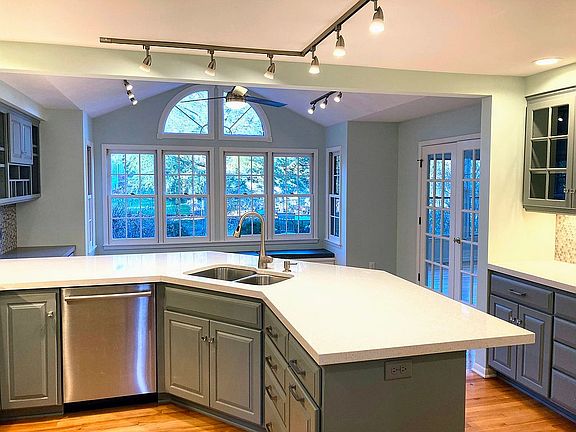 5th image of 827-10 1/2 St SW