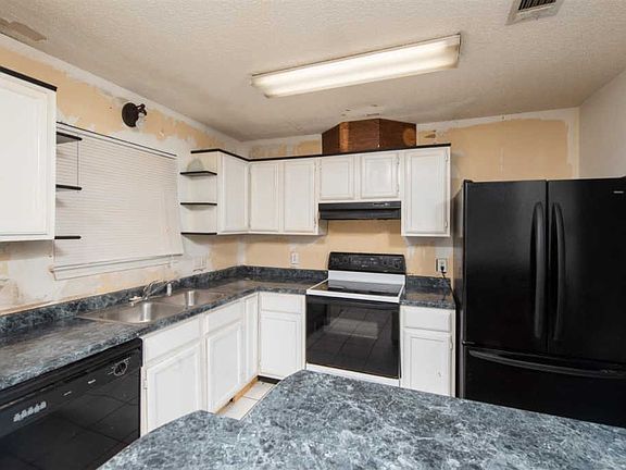 4th image of 412 Cornwall Cir