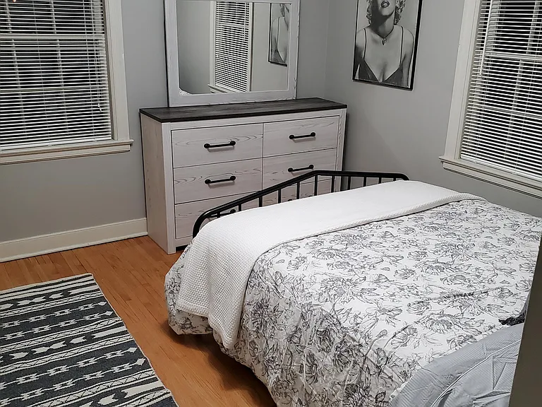 220 W 21st St #3 — Photo 9
