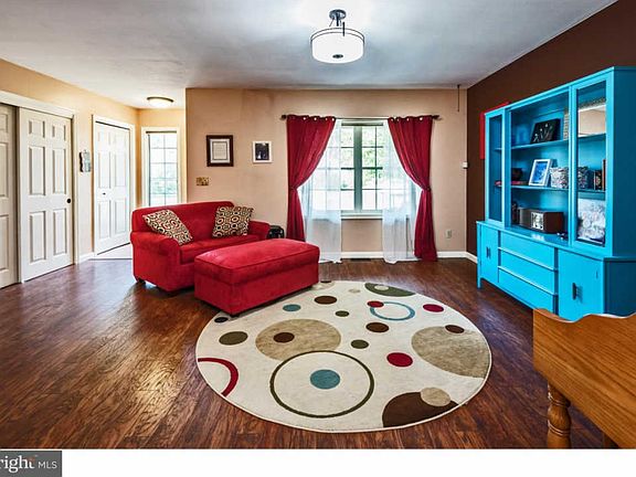4th image of 1124 Valley Stream Dr