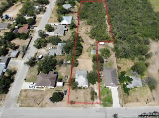 705 N Windy Knoll Dr, Devine, TX 78016