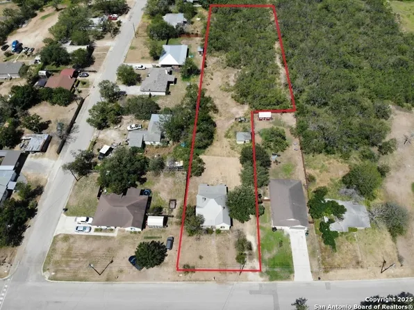 705 N Windy Knoll, Devine, TX 78016